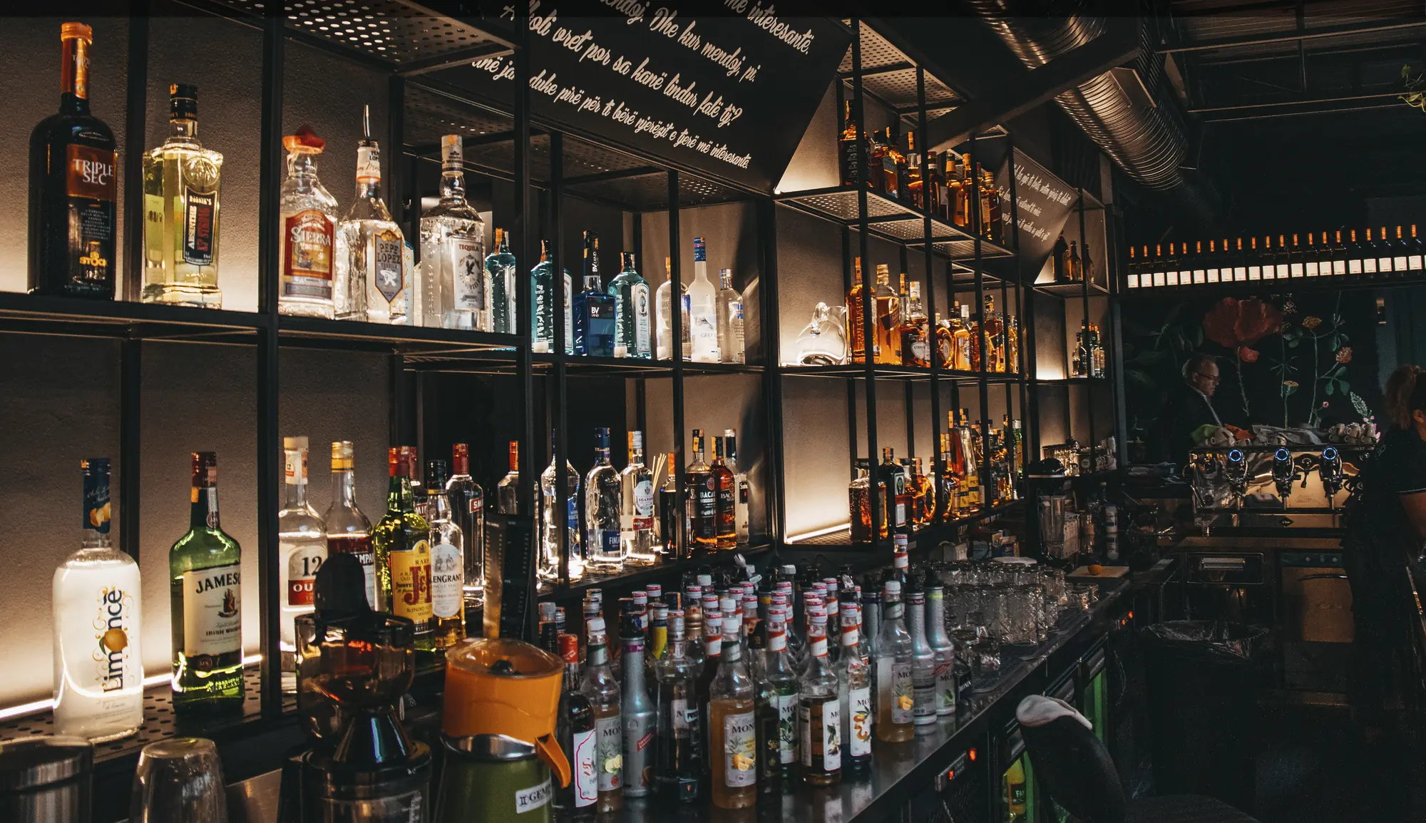 Rafte hekuri të zi te Bocconcino Bar