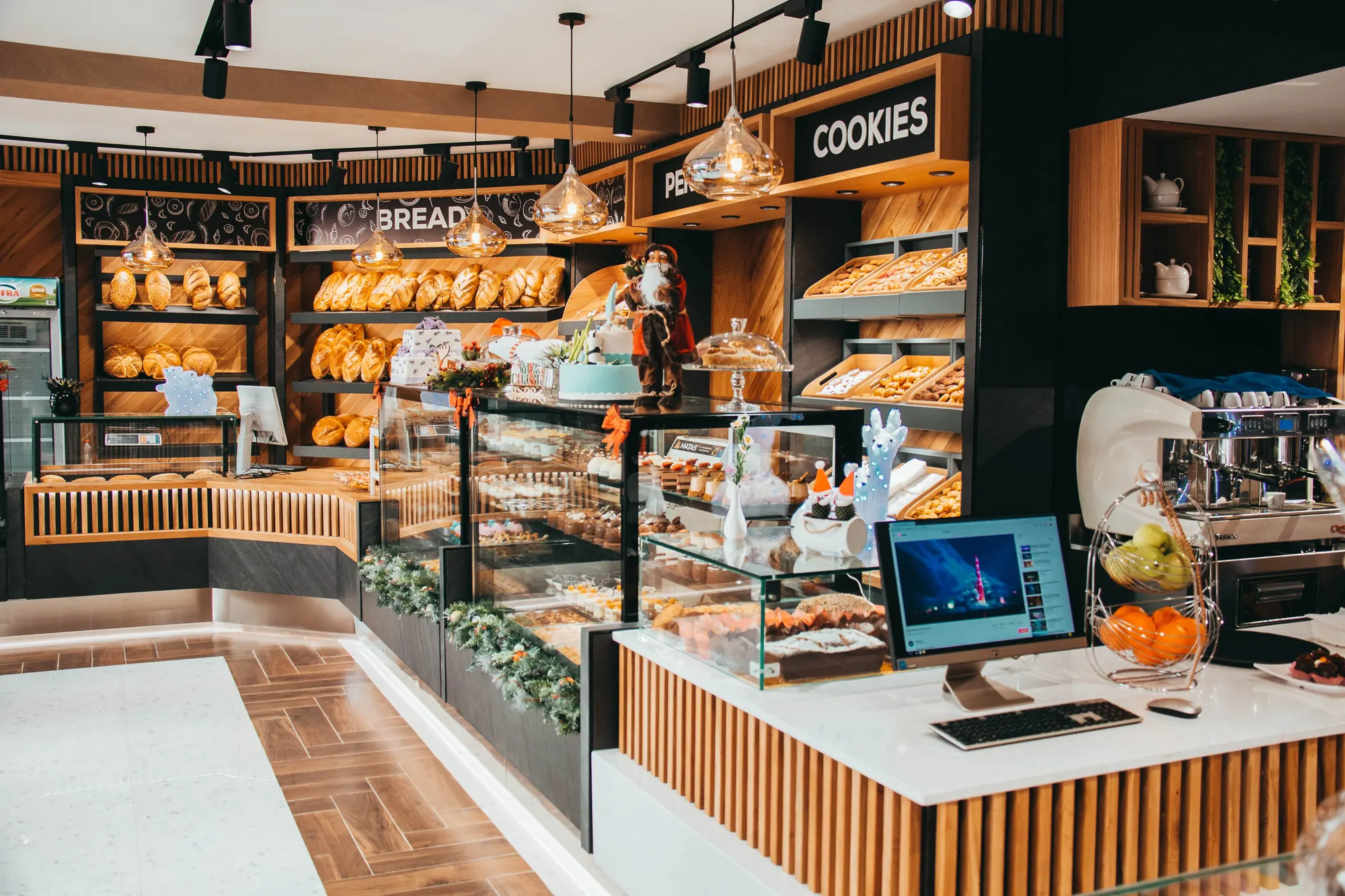 Banaku i Caka's Bakery me vitrina