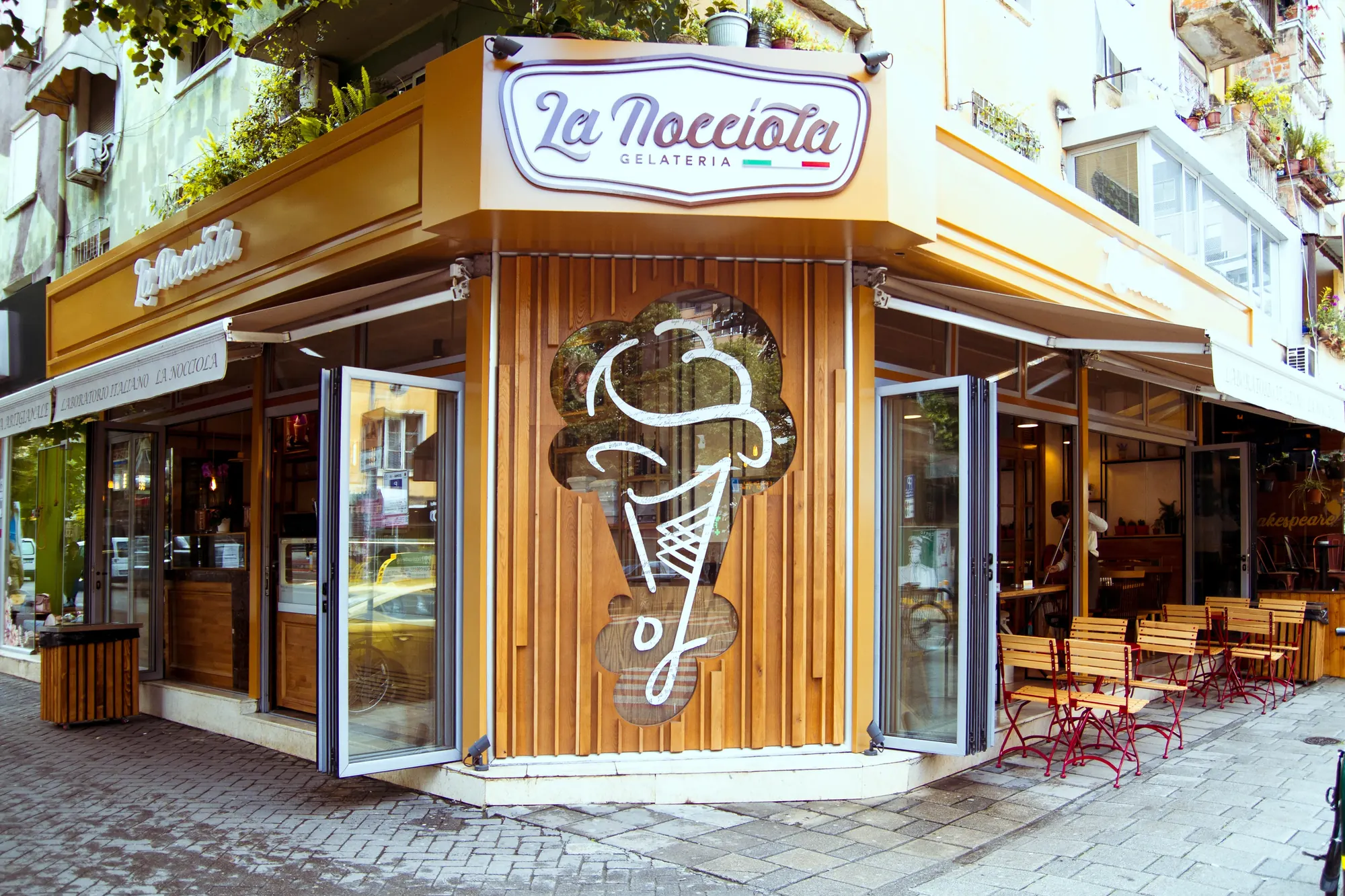 Fasada prej druri e gelaterisë La Nocciola