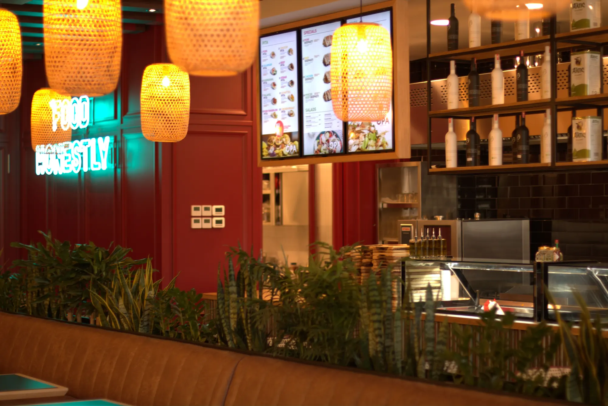 Ambienti i Opa Fast Food me llamba të varura