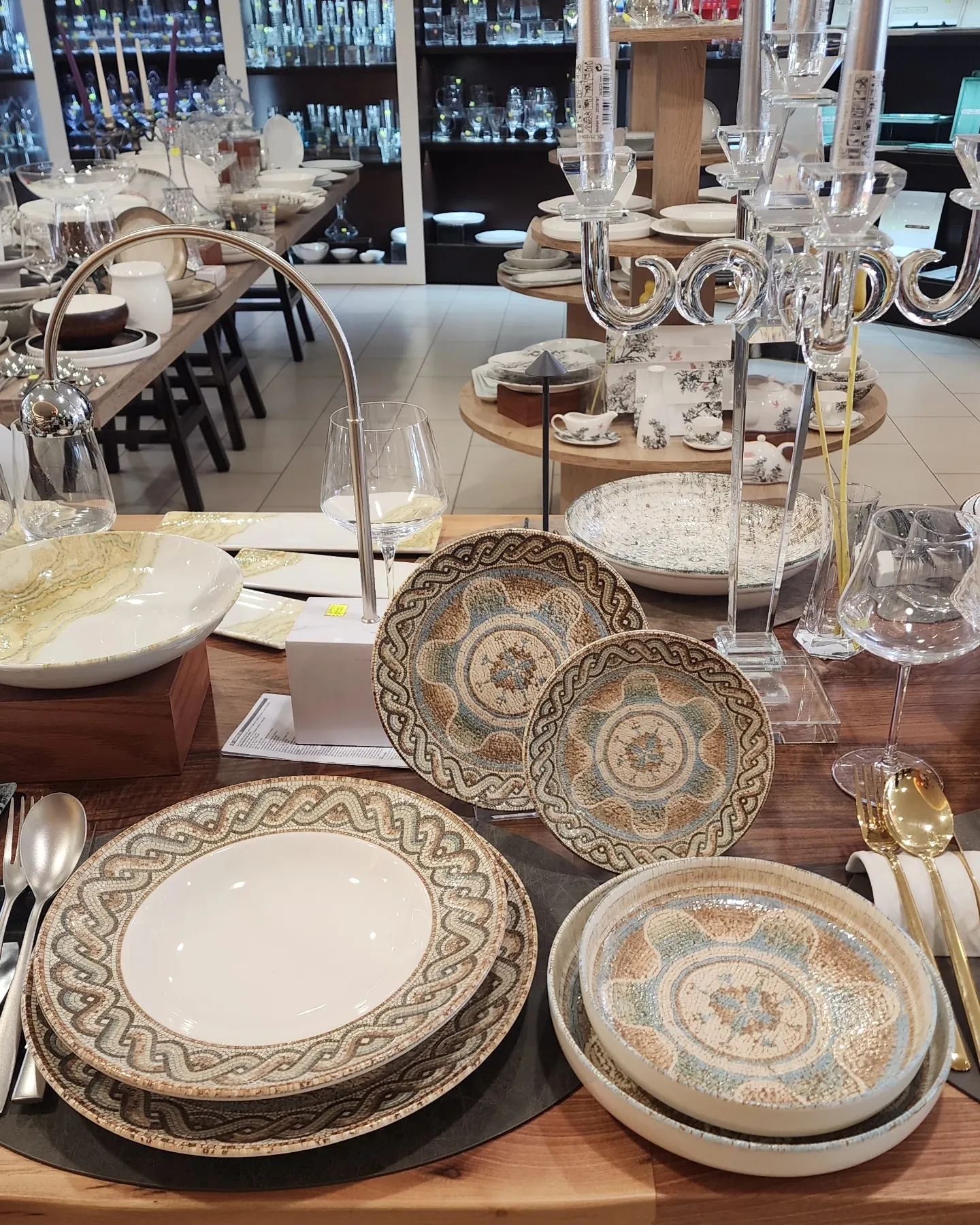 Porcelan dhe enë tavoline në showroom